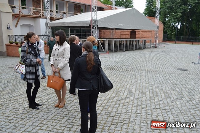 Zdjęcie w galerii na portalu naszraciborz.pl: Absolwenci Instytutu Sztuki spotkali się na zamku wiadomości z regionu