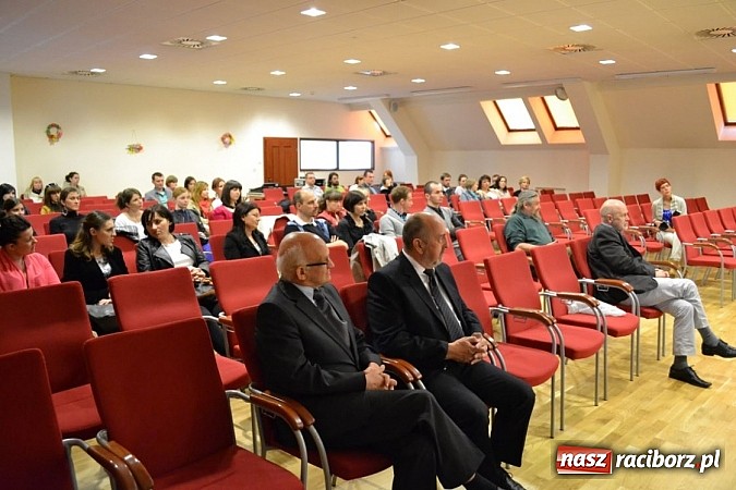 Zdjęcie w galerii na portalu naszraciborz.pl: Absolwenci Instytutu Sztuki spotkali się na zamku wiadomości z regionu