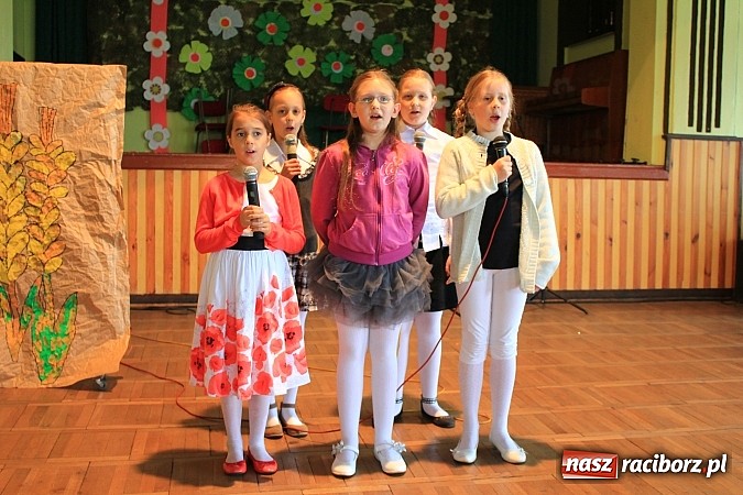 Zdjęcie w galerii na portalu naszraciborz.pl: W Borucinie dzieci wystąpiły dla swoich Mam wiadomości z regionu