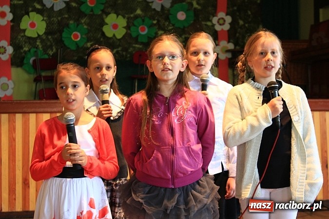 Zdjęcie w galerii na portalu naszraciborz.pl: W Borucinie dzieci wystąpiły dla swoich Mam wiadomości z regionu