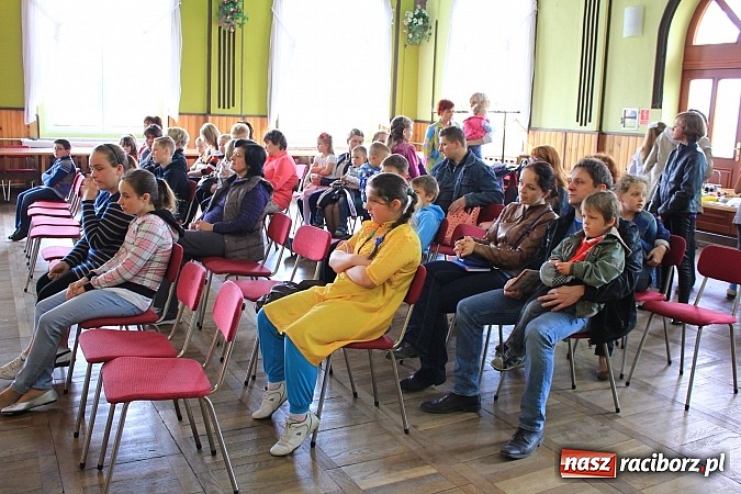 Zdjęcie w galerii na portalu naszraciborz.pl: W Borucinie dzieci wystąpiły dla swoich Mam wiadomości z regionu