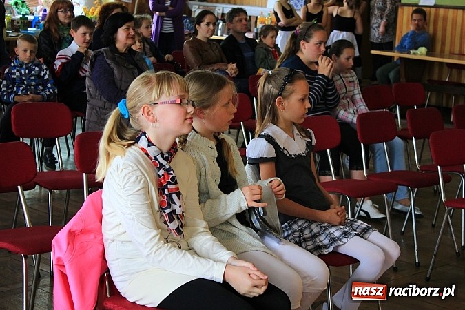 Zdjęcie w galerii na portalu naszraciborz.pl: W Borucinie dzieci wystąpiły dla swoich Mam wiadomości z regionu