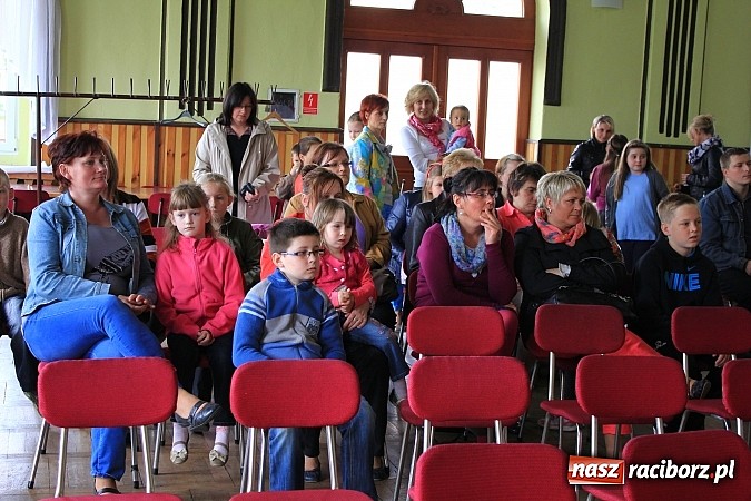 Zdjęcie w galerii na portalu naszraciborz.pl: W Borucinie dzieci wystąpiły dla swoich Mam wiadomości z regionu