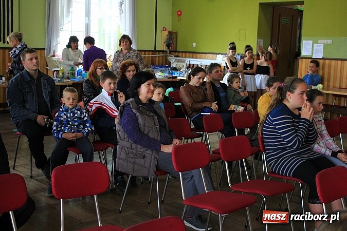 Zdjęcie w galerii na portalu naszraciborz.pl: W Borucinie dzieci wystąpiły dla swoich Mam wiadomości z regionu