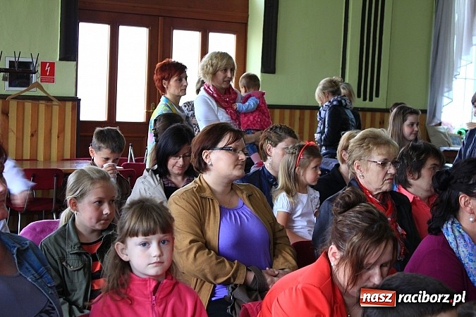 Zdjęcie w galerii na portalu naszraciborz.pl: W Borucinie dzieci wystąpiły dla swoich Mam wiadomości z regionu