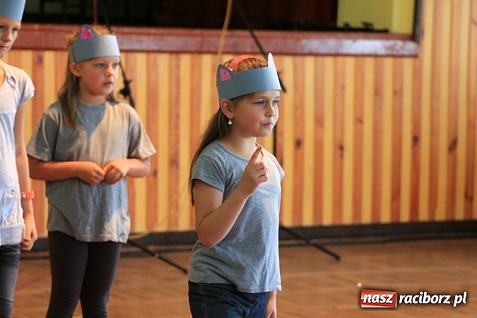 Zdjęcie w galerii na portalu naszraciborz.pl: W Borucinie dzieci wystąpiły dla swoich Mam wiadomości z regionu