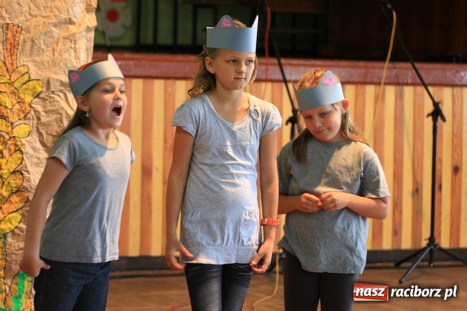 Zdjęcie w galerii na portalu naszraciborz.pl: W Borucinie dzieci wystąpiły dla swoich Mam wiadomości z regionu