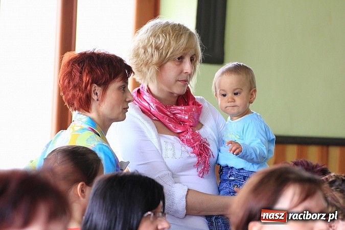 Zdjęcie w galerii na portalu naszraciborz.pl: W Borucinie dzieci wystąpiły dla swoich Mam wiadomości z regionu
