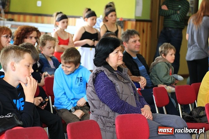 Zdjęcie w galerii na portalu naszraciborz.pl: W Borucinie dzieci wystąpiły dla swoich Mam wiadomości z regionu