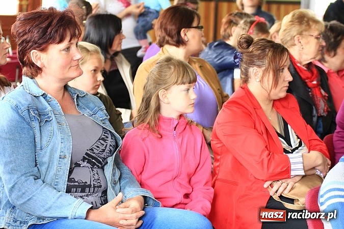 Zdjęcie w galerii na portalu naszraciborz.pl: W Borucinie dzieci wystąpiły dla swoich Mam wiadomości z regionu