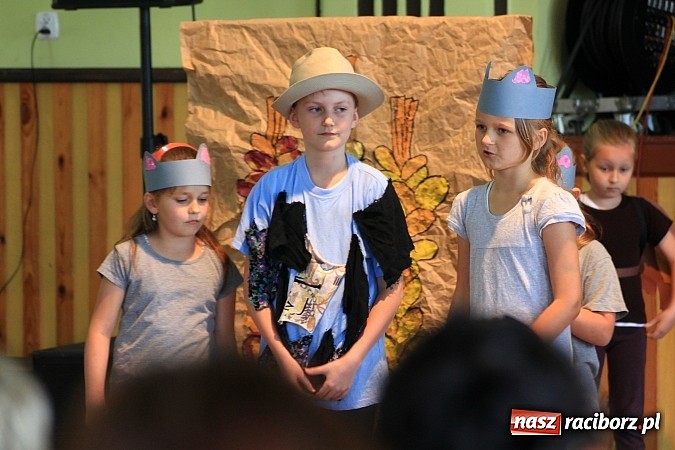 Zdjęcie w galerii na portalu naszraciborz.pl: W Borucinie dzieci wystąpiły dla swoich Mam wiadomości z regionu
