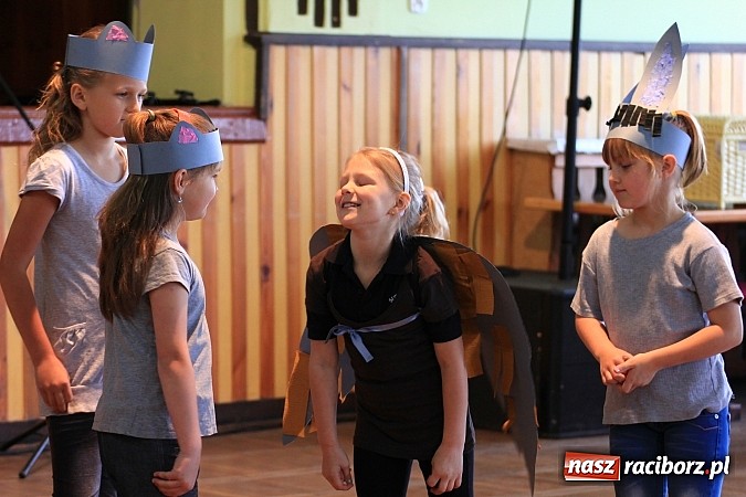 Zdjęcie w galerii na portalu naszraciborz.pl: W Borucinie dzieci wystąpiły dla swoich Mam wiadomości z regionu