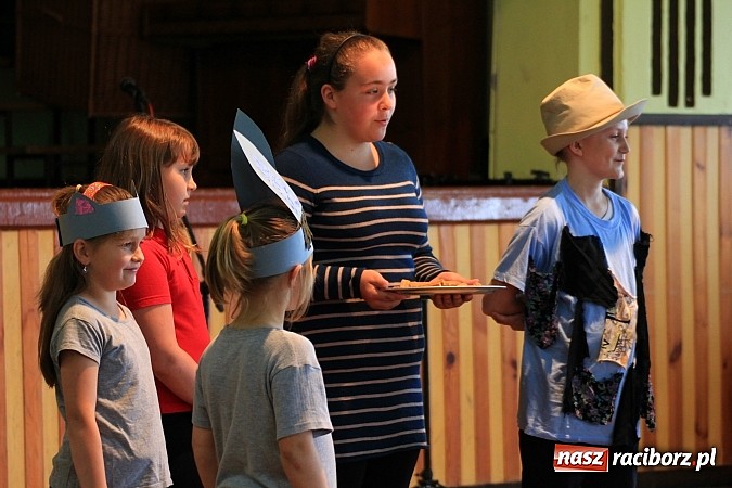 Zdjęcie w galerii na portalu naszraciborz.pl: W Borucinie dzieci wystąpiły dla swoich Mam wiadomości z regionu