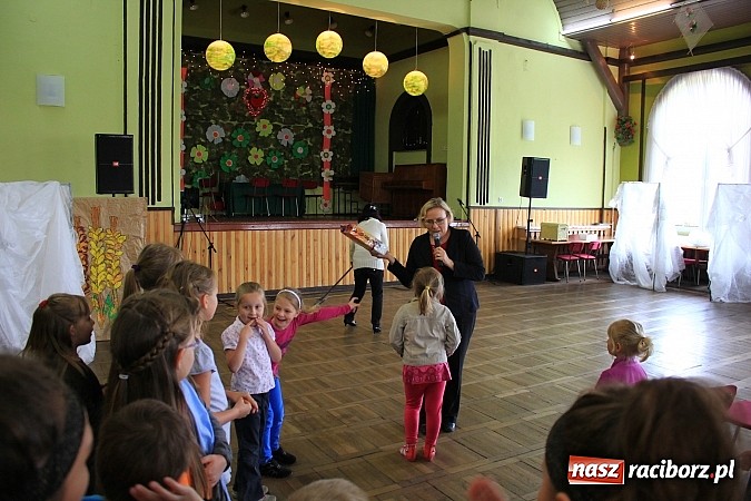 Zdjęcie w galerii na portalu naszraciborz.pl: W Borucinie dzieci wystąpiły dla swoich Mam wiadomości z regionu