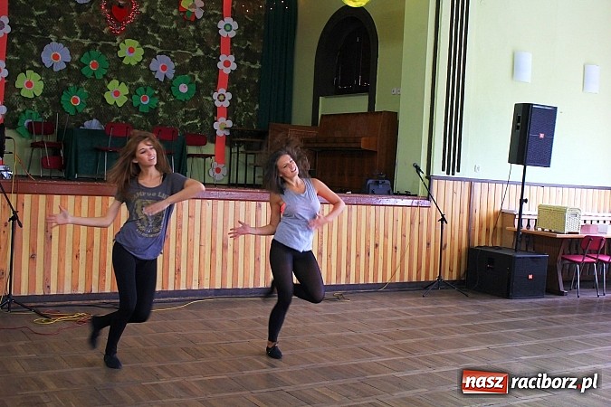 Zdjęcie w galerii na portalu naszraciborz.pl: W Borucinie dzieci wystąpiły dla swoich Mam wiadomości z regionu