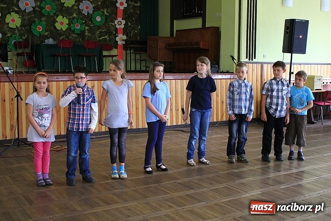 Zdjęcie w galerii na portalu naszraciborz.pl: W Borucinie dzieci wystąpiły dla swoich Mam wiadomości z regionu