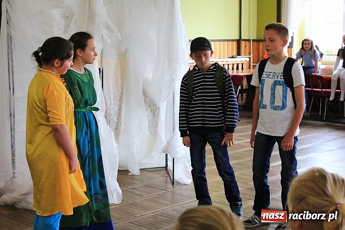 Zdjęcie w galerii na portalu naszraciborz.pl: W Borucinie dzieci wystąpiły dla swoich Mam wiadomości z regionu