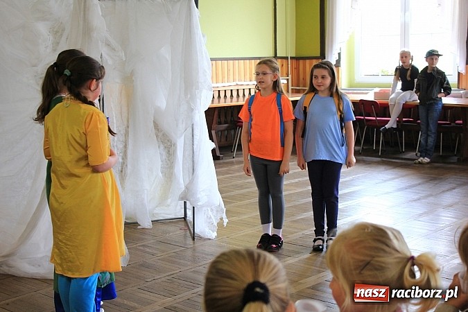 Zdjęcie w galerii na portalu naszraciborz.pl: W Borucinie dzieci wystąpiły dla swoich Mam wiadomości z regionu