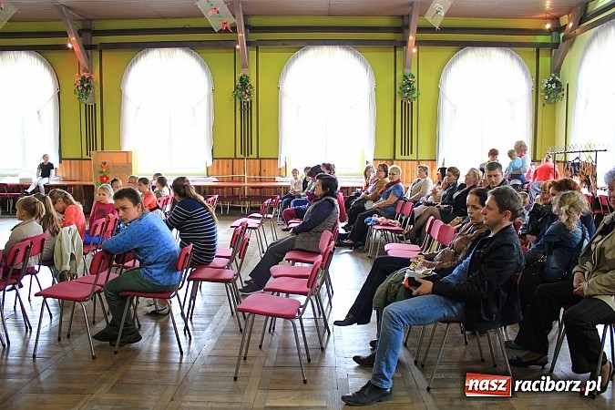 Zdjęcie w galerii na portalu naszraciborz.pl: W Borucinie dzieci wystąpiły dla swoich Mam wiadomości z regionu