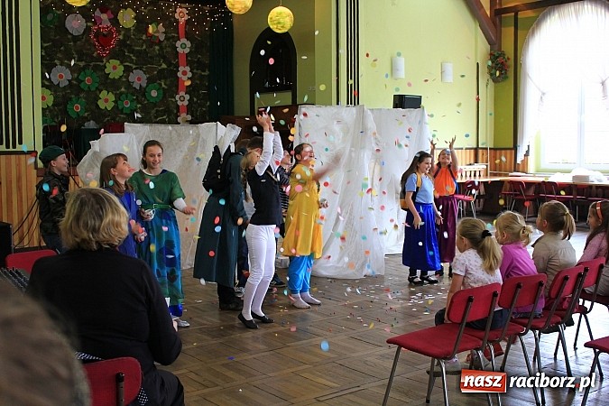Zdjęcie w galerii na portalu naszraciborz.pl: W Borucinie dzieci wystąpiły dla swoich Mam wiadomości z regionu