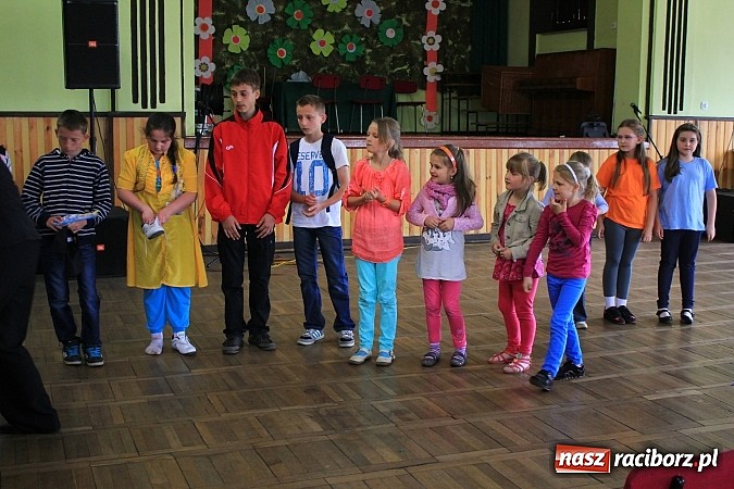 Zdjęcie w galerii na portalu naszraciborz.pl: W Borucinie dzieci wystąpiły dla swoich Mam wiadomości z regionu
