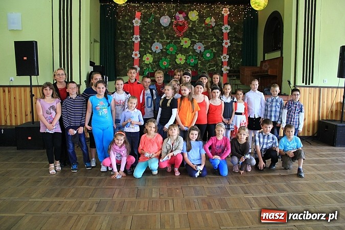 Zdjęcie w galerii na portalu naszraciborz.pl: W Borucinie dzieci wystąpiły dla swoich Mam wiadomości z regionu
