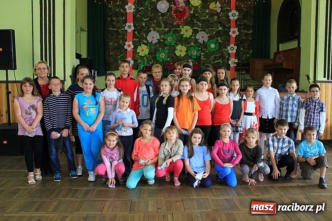 Zdjęcie w galerii na portalu naszraciborz.pl: W Borucinie dzieci wystąpiły dla swoich Mam wiadomości z regionu