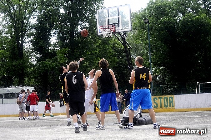Zdjęcie w galerii na portalu naszraciborz.pl: Tym razem zagrali na betonie i jednym koszu wiadomości z regionu