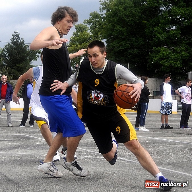 Zdjęcie w galerii na portalu naszraciborz.pl: Tym razem zagrali na betonie i jednym koszu wiadomości z regionu