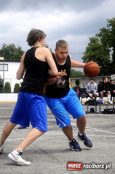 Zdjęcie w galerii na portalu naszraciborz.pl: Tym razem zagrali na betonie i jednym koszu wiadomości z regionu