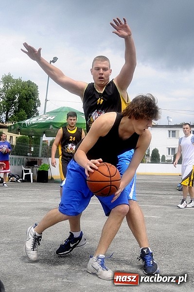 Zdjęcie w galerii na portalu naszraciborz.pl: Tym razem zagrali na betonie i jednym koszu wiadomości z regionu
