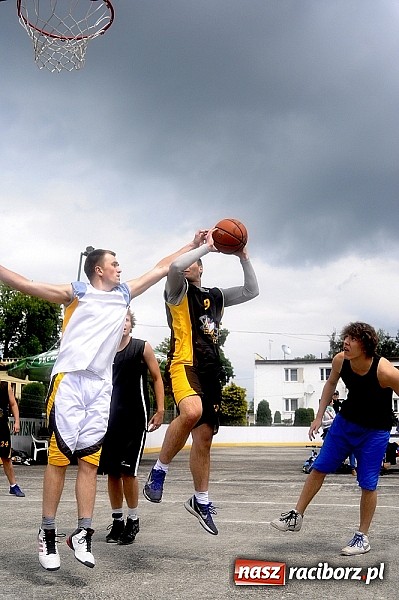 Zdjęcie w galerii na portalu naszraciborz.pl: Tym razem zagrali na betonie i jednym koszu wiadomości z regionu
