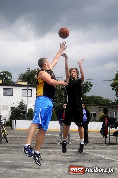 Zdjęcie w galerii na portalu naszraciborz.pl: Tym razem zagrali na betonie i jednym koszu wiadomości z regionu