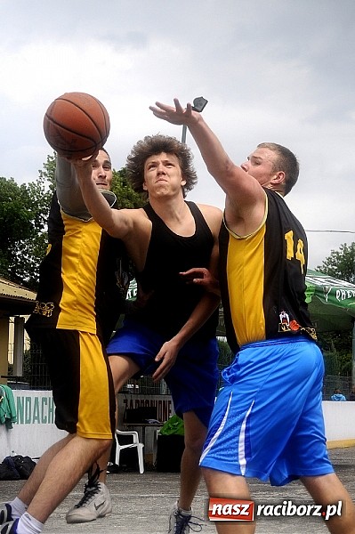 Zdjęcie w galerii na portalu naszraciborz.pl: Tym razem zagrali na betonie i jednym koszu wiadomości z regionu