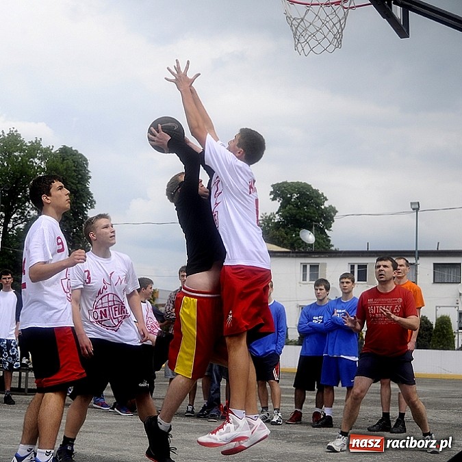 Zdjęcie w galerii na portalu naszraciborz.pl: Tym razem zagrali na betonie i jednym koszu wiadomości z regionu