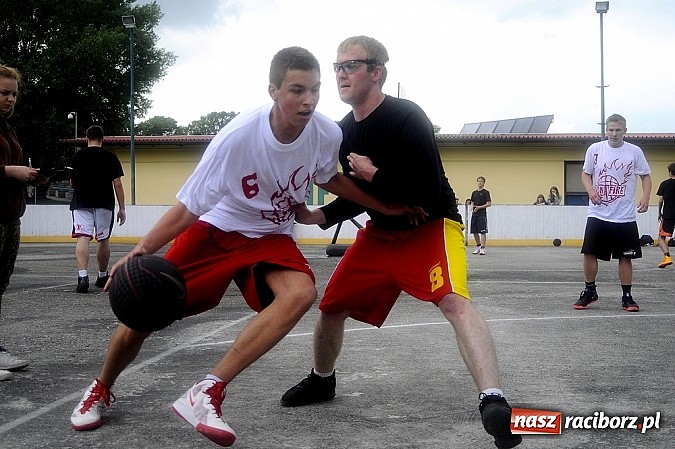 Zdjęcie w galerii na portalu naszraciborz.pl: Tym razem zagrali na betonie i jednym koszu wiadomości z regionu