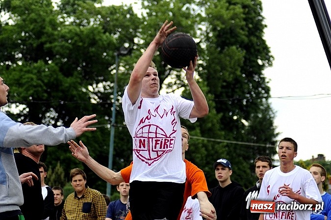 Zdjęcie w galerii na portalu naszraciborz.pl: Tym razem zagrali na betonie i jednym koszu wiadomości z regionu