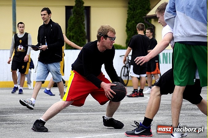 Zdjęcie w galerii na portalu naszraciborz.pl: Tym razem zagrali na betonie i jednym koszu wiadomości z regionu
