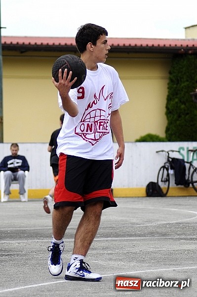 Zdjęcie w galerii na portalu naszraciborz.pl: Tym razem zagrali na betonie i jednym koszu wiadomości z regionu