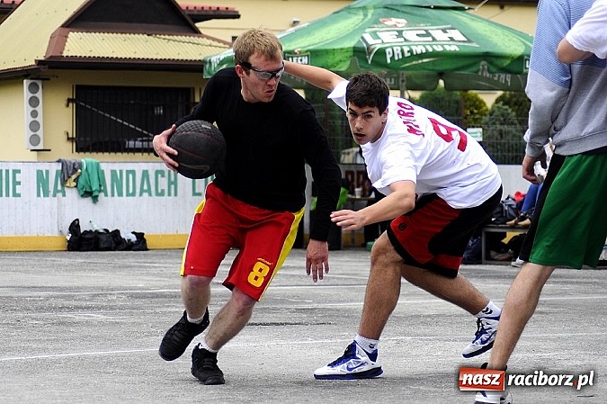 Zdjęcie w galerii na portalu naszraciborz.pl: Tym razem zagrali na betonie i jednym koszu wiadomości z regionu