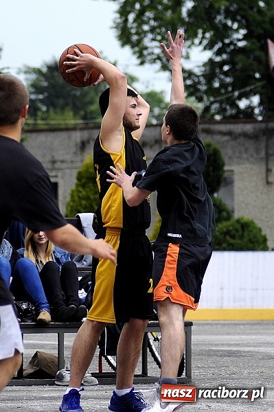 Zdjęcie w galerii na portalu naszraciborz.pl: Tym razem zagrali na betonie i jednym koszu wiadomości z regionu