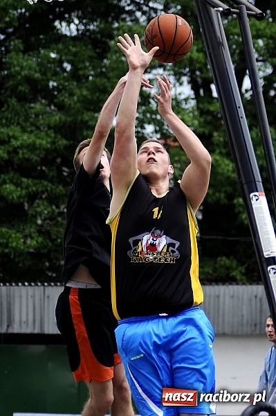 Zdjęcie w galerii na portalu naszraciborz.pl: Tym razem zagrali na betonie i jednym koszu wiadomości z regionu