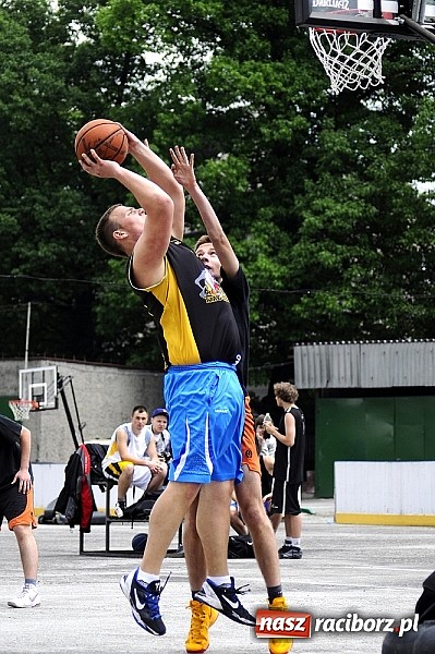 Zdjęcie w galerii na portalu naszraciborz.pl: Tym razem zagrali na betonie i jednym koszu wiadomości z regionu