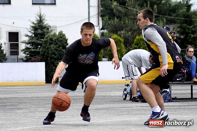 Zdjęcie w galerii na portalu naszraciborz.pl: Tym razem zagrali na betonie i jednym koszu wiadomości z regionu
