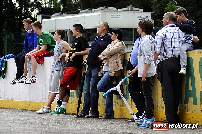 Zdjęcie w galerii na portalu naszraciborz.pl: Tym razem zagrali na betonie i jednym koszu wiadomości z regionu