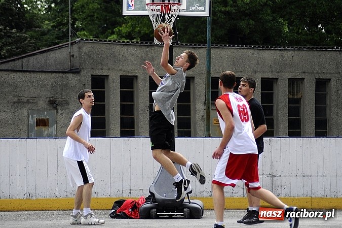 Zdjęcie w galerii na portalu naszraciborz.pl: Tym razem zagrali na betonie i jednym koszu wiadomości z regionu