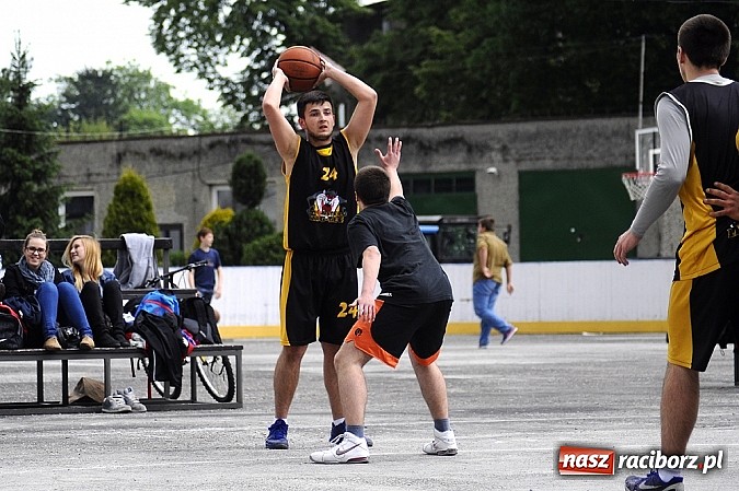 Zdjęcie w galerii na portalu naszraciborz.pl: Tym razem zagrali na betonie i jednym koszu wiadomości z regionu