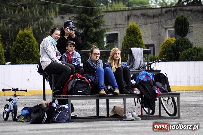 Zdjęcie w galerii na portalu naszraciborz.pl: Tym razem zagrali na betonie i jednym koszu wiadomości z regionu