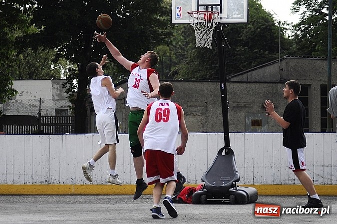Zdjęcie w galerii na portalu naszraciborz.pl: Tym razem zagrali na betonie i jednym koszu wiadomości z regionu
