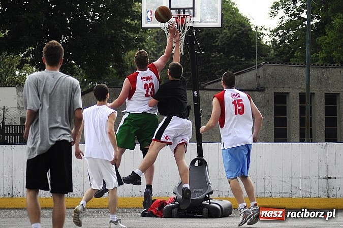 Zdjęcie w galerii na portalu naszraciborz.pl: Tym razem zagrali na betonie i jednym koszu wiadomości z regionu
